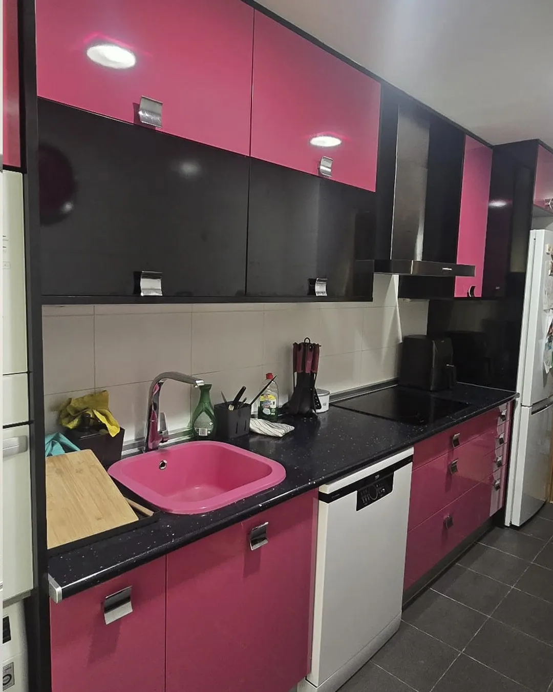 Cocina antes de la renovación, con muebles fucsia y negros